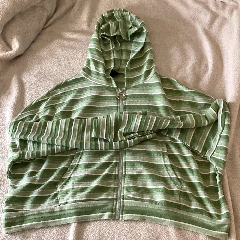 Striped green and white cropped sweater shirt, length: 2.4ft, width: 1.11ft